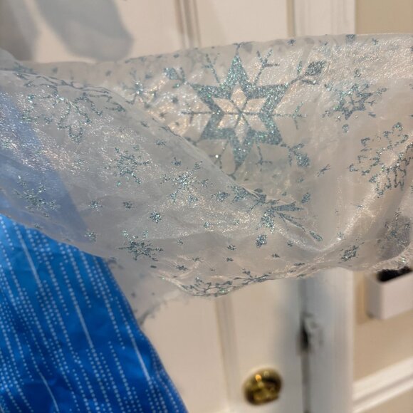 Frozen, Queen Elsa, complete dress up kit! Dress plays 2 songs, wand lights up! - Picture 12 of 12